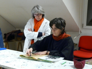 Isabelle et Françoise préparent l'expo jan 2015